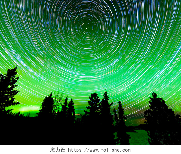 绿色北极光的延时拍摄围绕北极星和北极光的星轨
